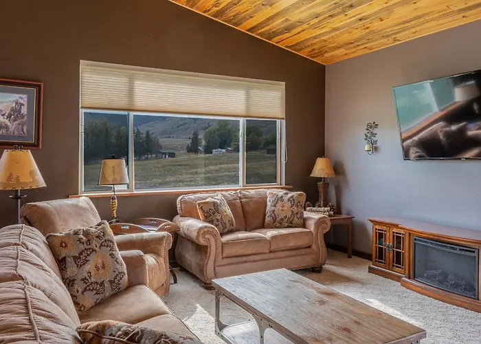 Bison Lodge - Lg Home - 2 Bedrooms - Less Than 5 Miles To Yellowstone North Entrance, Sleeps Up To 8