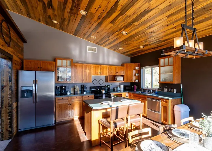 Bison Lodge - Lg Home - 2 Bedrooms - Less Than 5 Miles To Yellowstone North Entrance, Sleeps Up To 8
