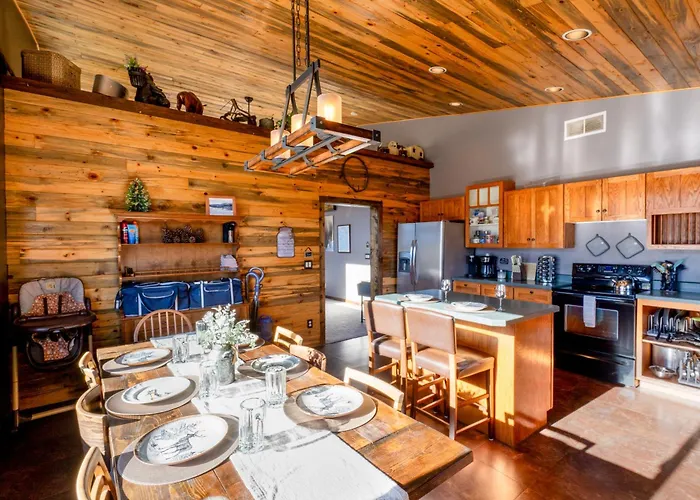 Bison Lodge - Lg Home - 2 Bedrooms - Less Than 5 Miles To Yellowstone North Entrance, Sleeps Up To 8