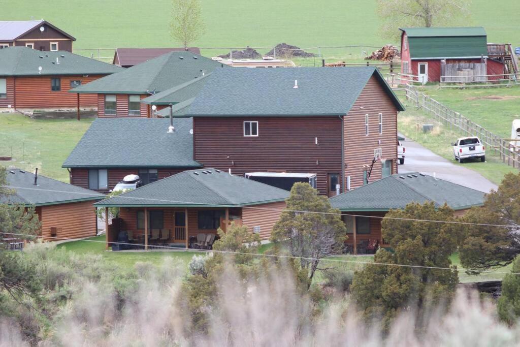 Bison - Lg - 2 Bedrooms - Less Than 5 Miles To Yellowstone North Entrance, Sleeps Up To 8 Holiday home