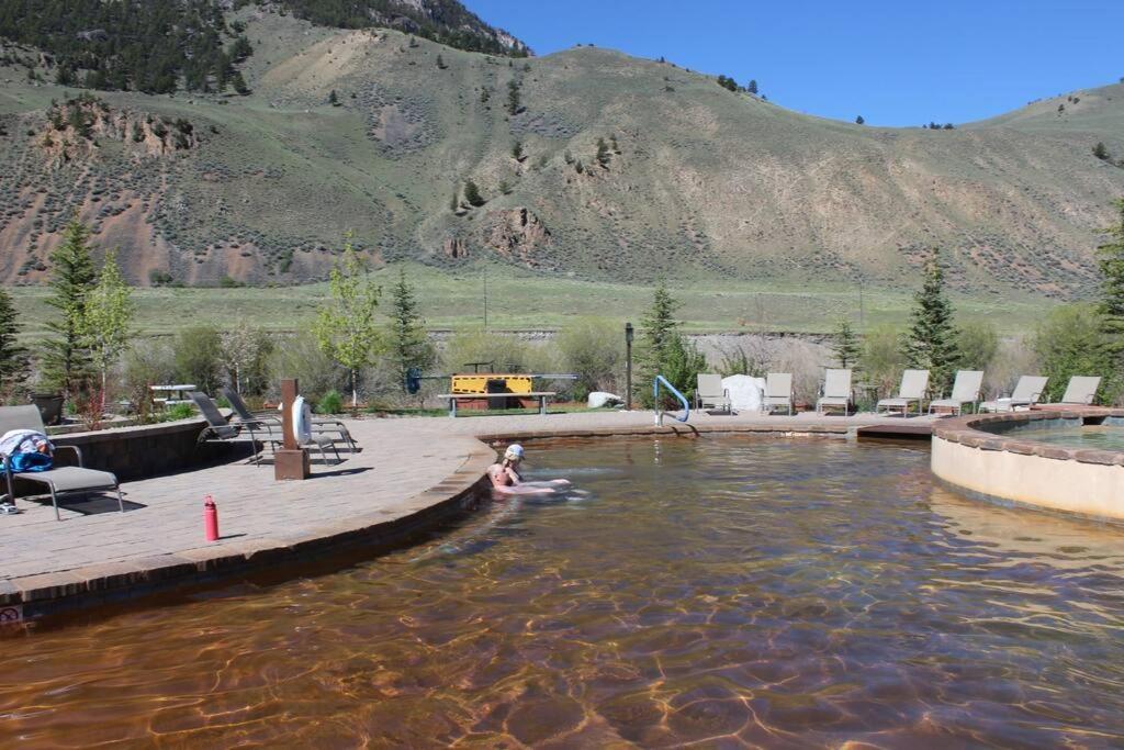 Bison - Lg - 2 Bedrooms - Less Than 5 Miles To Yellowstone North Entrance, Sleeps Up To 8