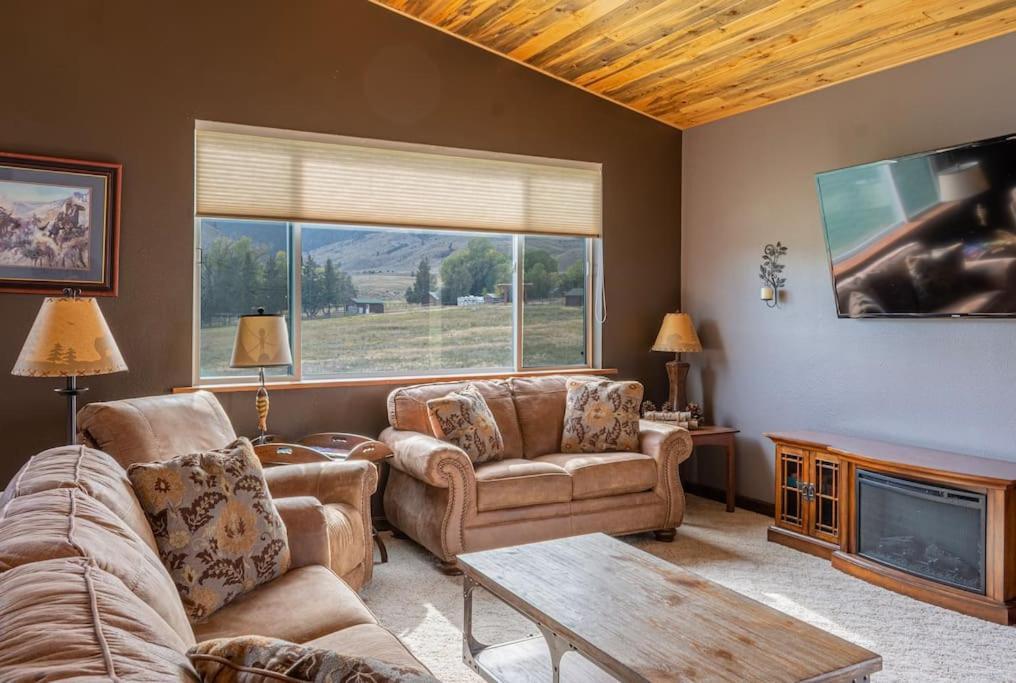 Bison - Lg - 2 Bedrooms - Less Than 5 Miles To Yellowstone North Entrance, Sleeps Up To 8 *