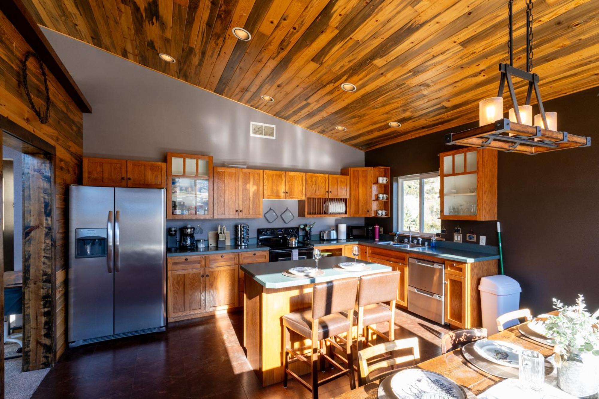 Bison - Lg - 2 Bedrooms - Less Than 5 Miles To Yellowstone North Entrance, Sleeps Up To 8 Gardiner