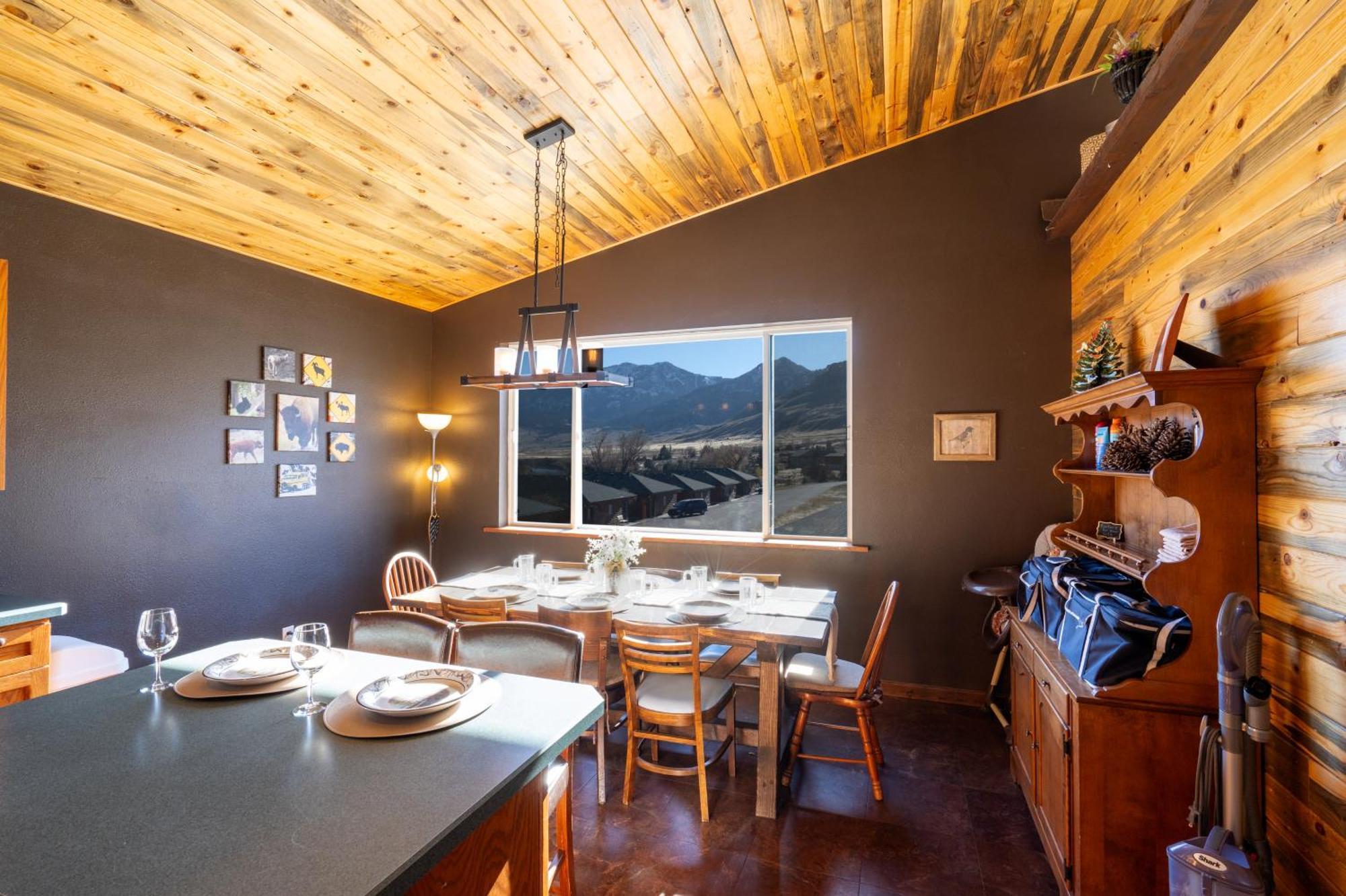 Bison - Lg - 2 Bedrooms - Less Than 5 Miles To Yellowstone North Entrance, Sleeps Up To 8 Holiday home