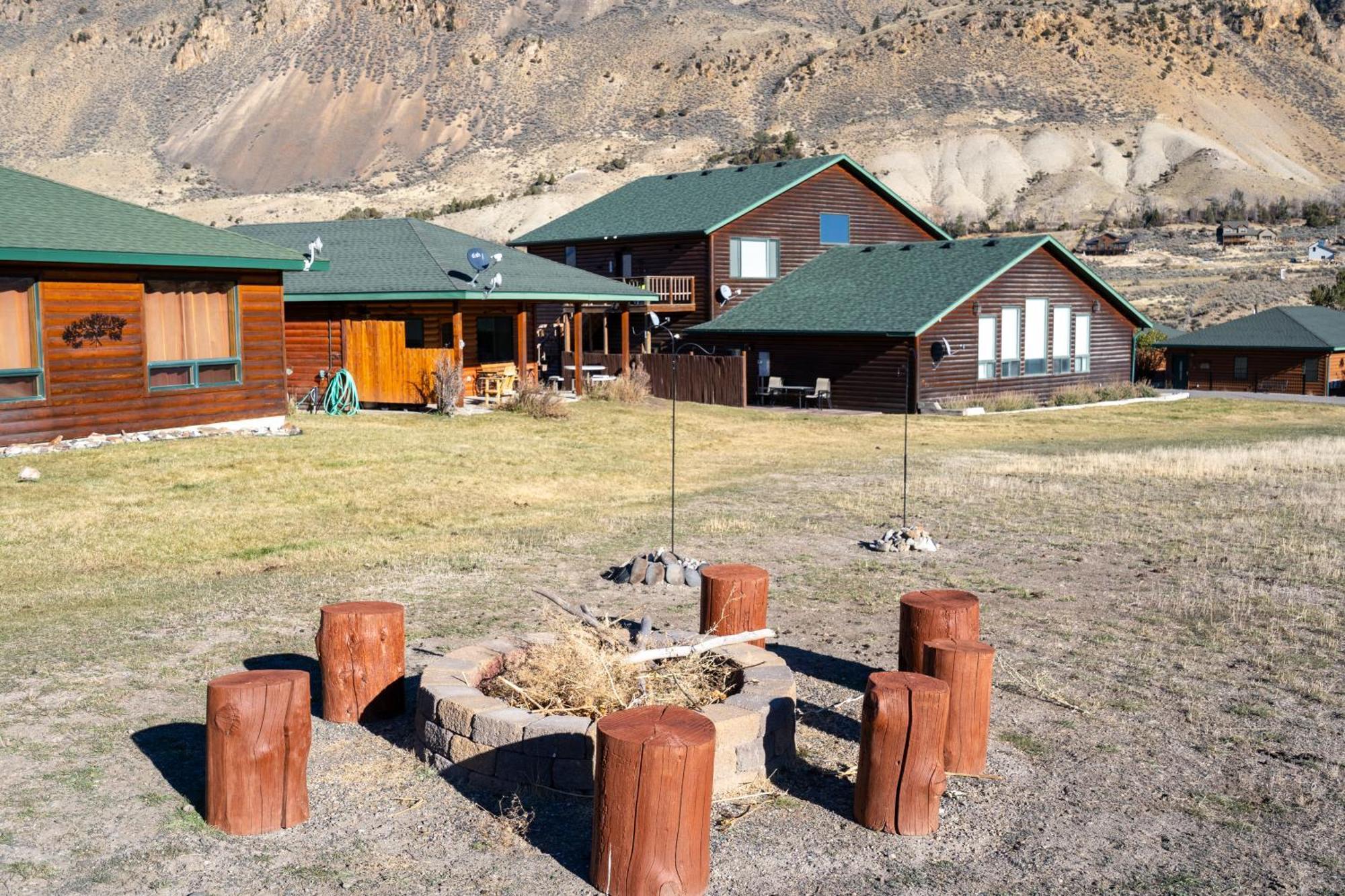 Holiday home Bison - Lg - 2 Bedrooms - Less Than 5 Miles To Yellowstone North Entrance, Sleeps Up To 8 *