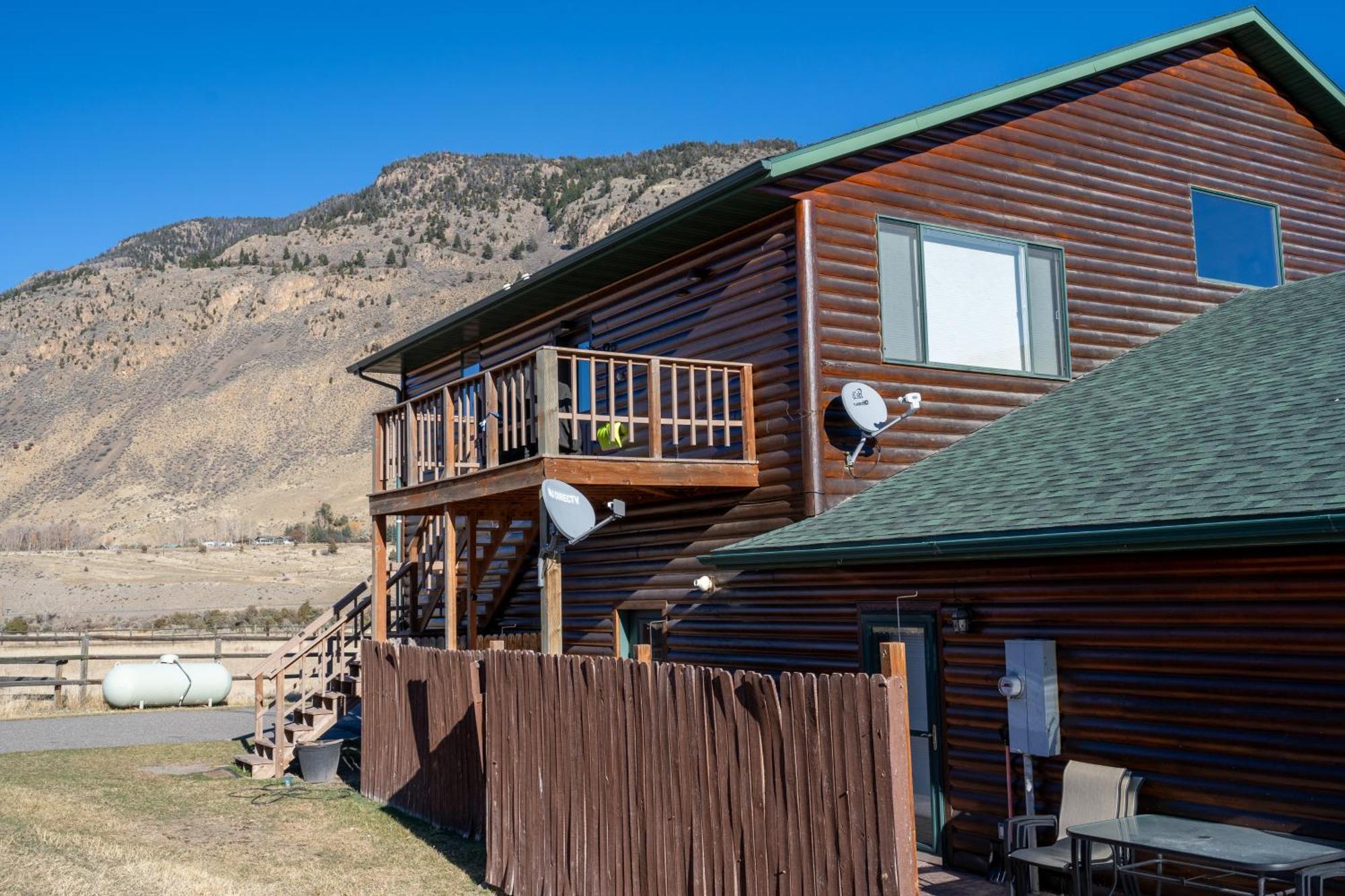 Bison - Lg - 2 Bedrooms - Less Than 5 Miles To Yellowstone North Entrance, Sleeps Up To 8 *