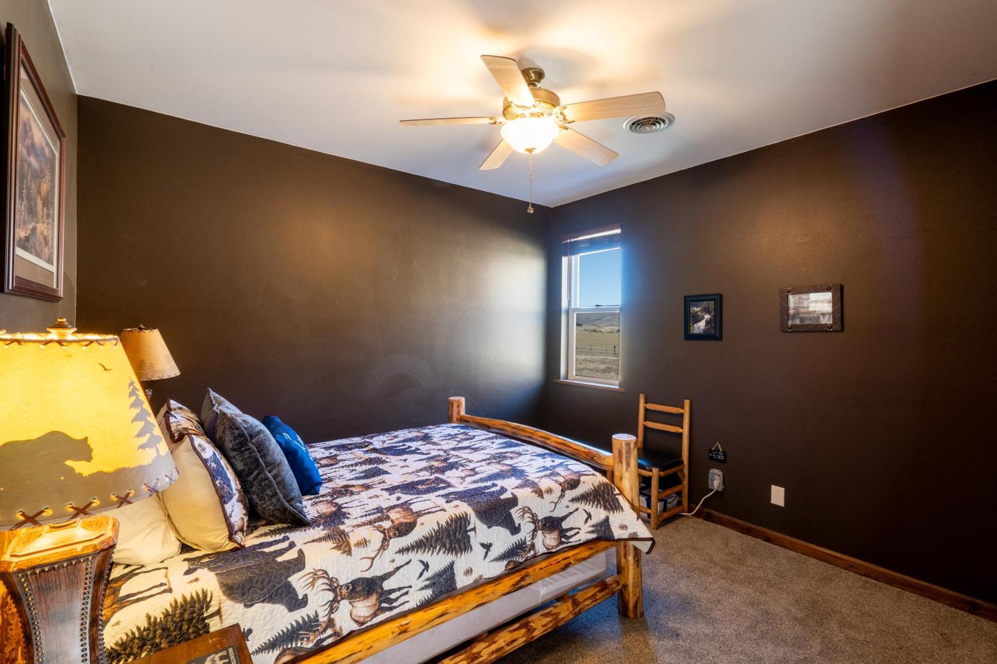 Bison - Lg - 2 Bedrooms - Less Than 5 Miles To Yellowstone North Entrance, Sleeps Up To 8 Holiday home