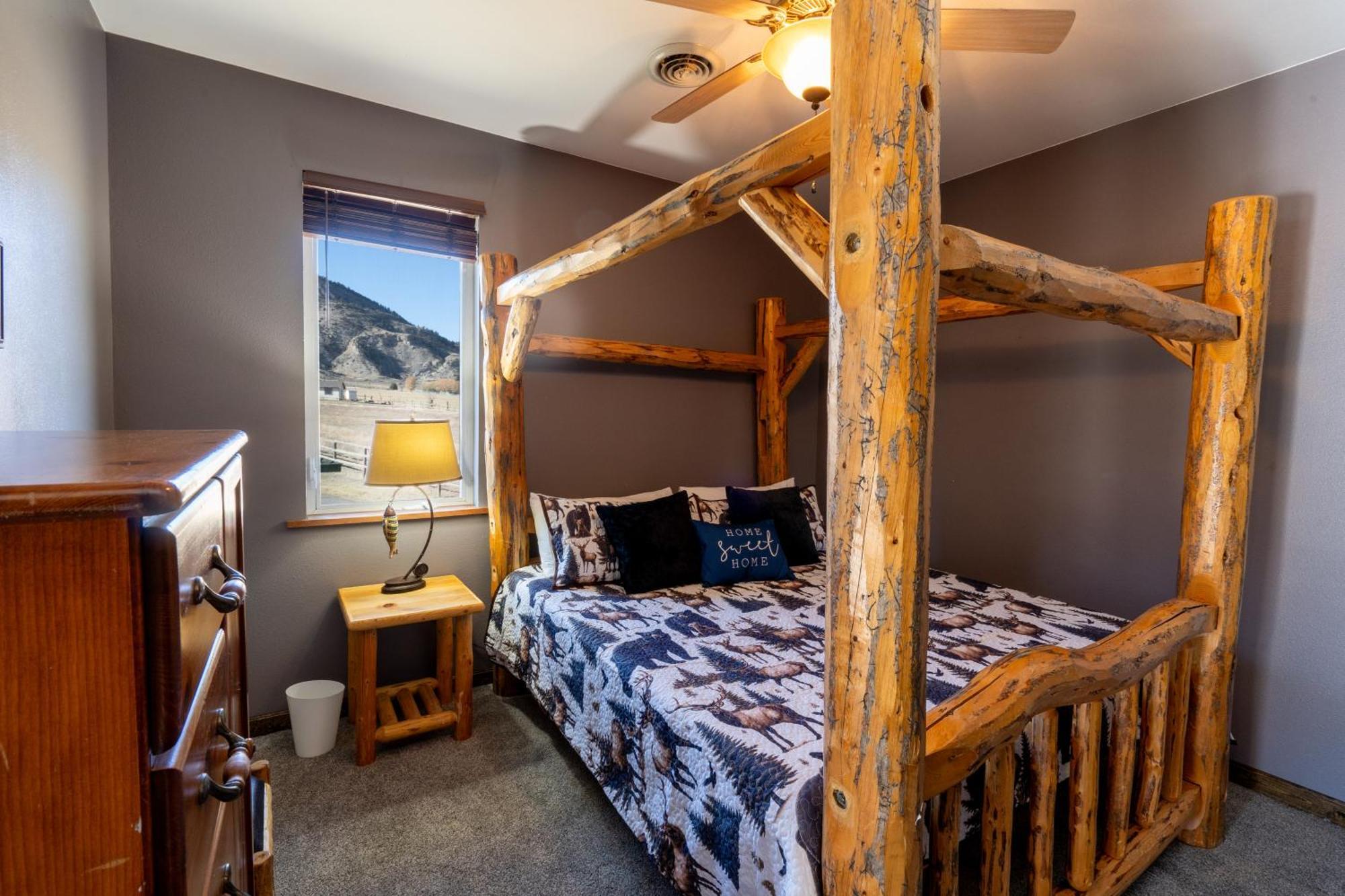 Bison - Lg - 2 Bedrooms - Less Than 5 Miles To Yellowstone North Entrance, Sleeps Up To 8 Holiday home *