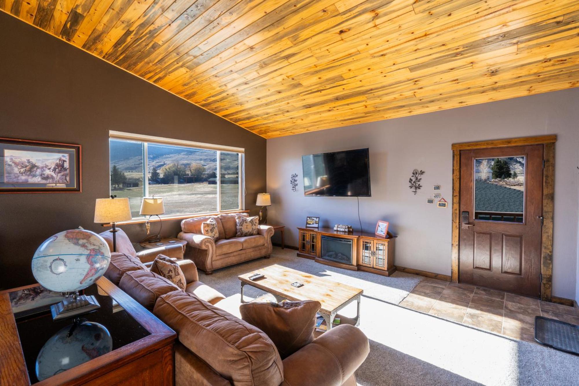 Holiday home Bison - Lg - 2 Bedrooms - Less Than 5 Miles To Yellowstone North Entrance, Sleeps Up To 8 *
