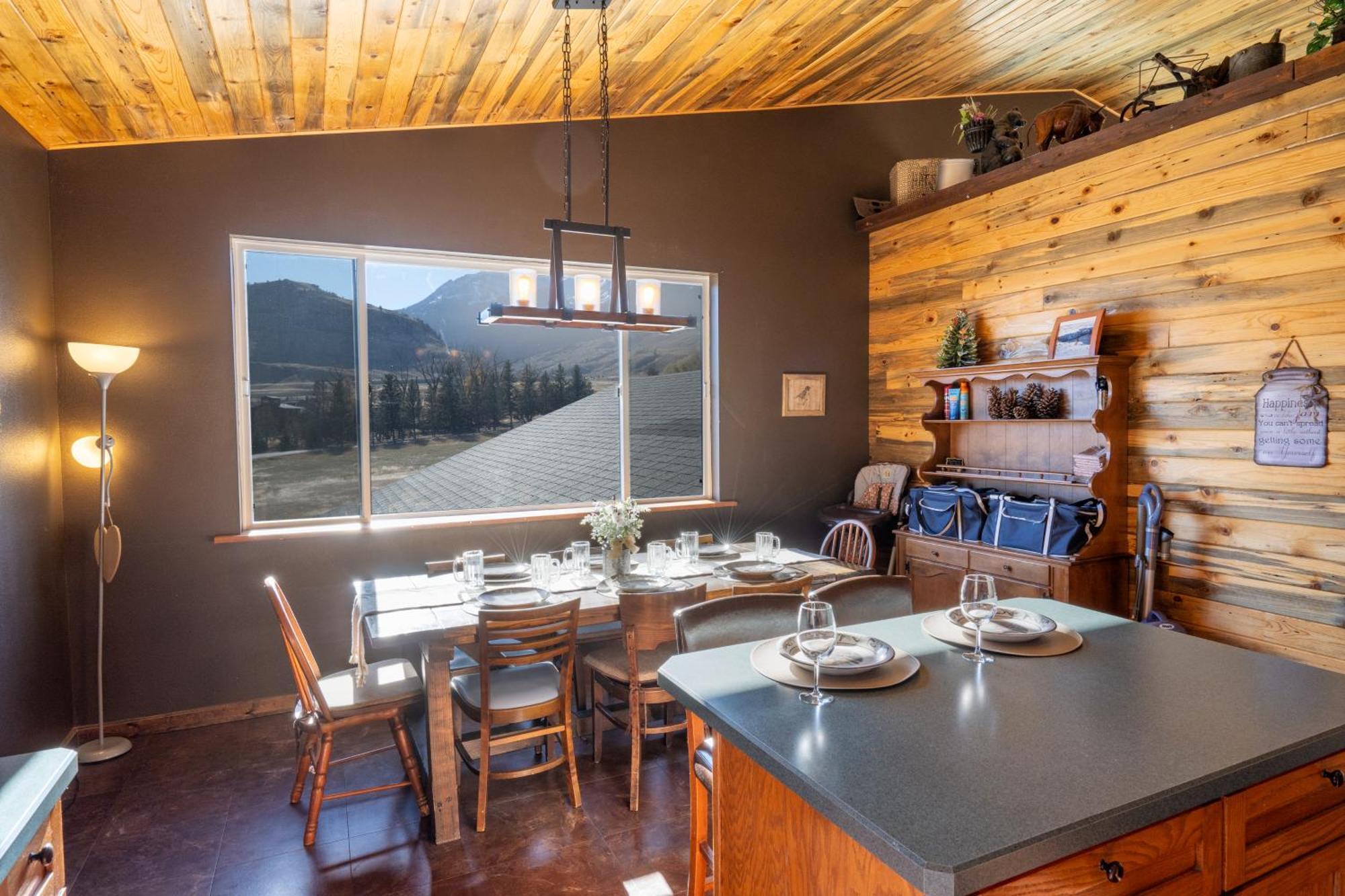 Bison - Lg - 2 Bedrooms - Less Than 5 Miles To Yellowstone North Entrance, Sleeps Up To 8 Holiday home Gardiner