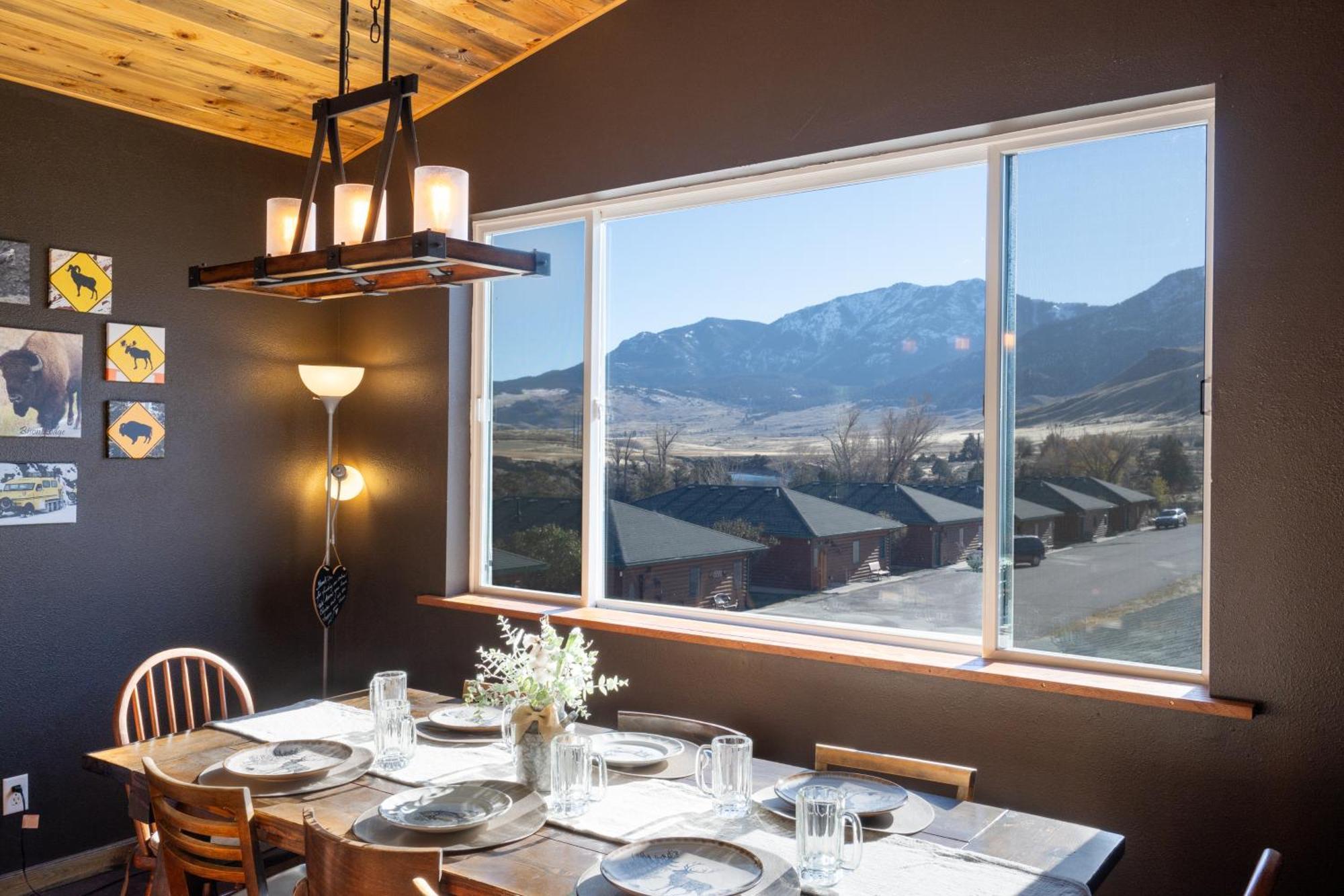 Bison - Lg - 2 Bedrooms - Less Than 5 Miles To Yellowstone North Entrance, Sleeps Up To 8 *