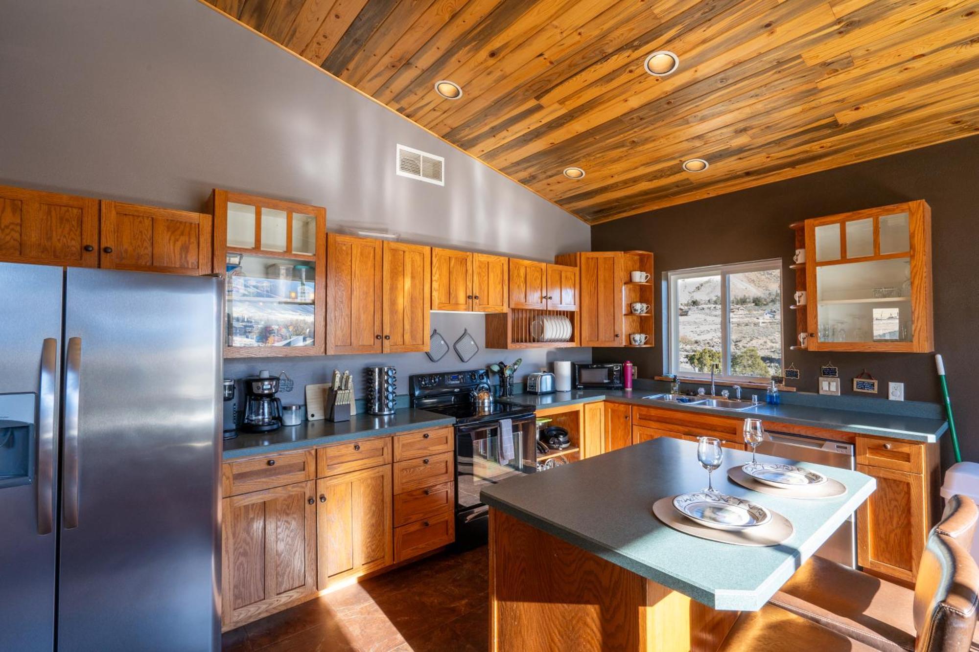 Bison - Lg - 2 Bedrooms - Less Than 5 Miles To Yellowstone North Entrance, Sleeps Up To 8
