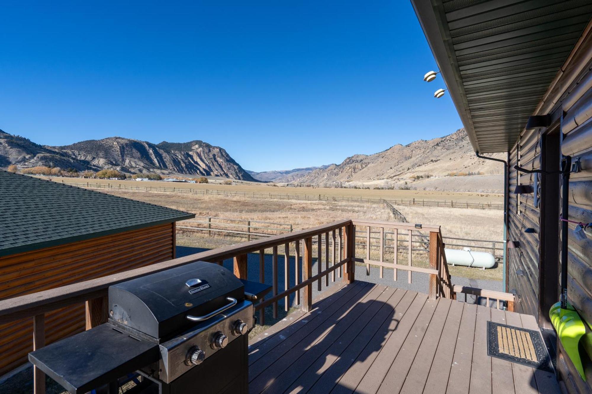Bison - Lg - 2 Bedrooms - Less Than 5 Miles To Yellowstone North Entrance, Sleeps Up To 8 *