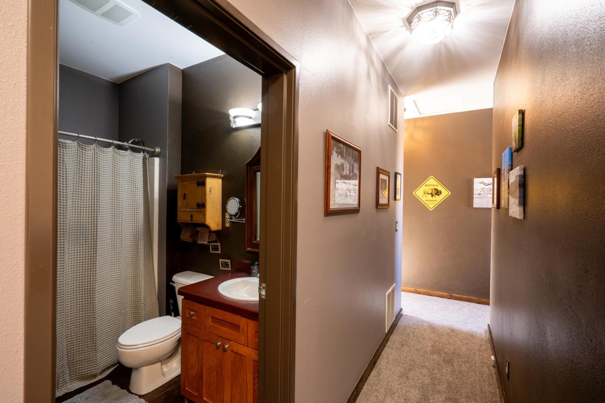 Holiday home Bison - Lg - 2 Bedrooms - Less Than 5 Miles To Yellowstone North Entrance, Sleeps Up To 8