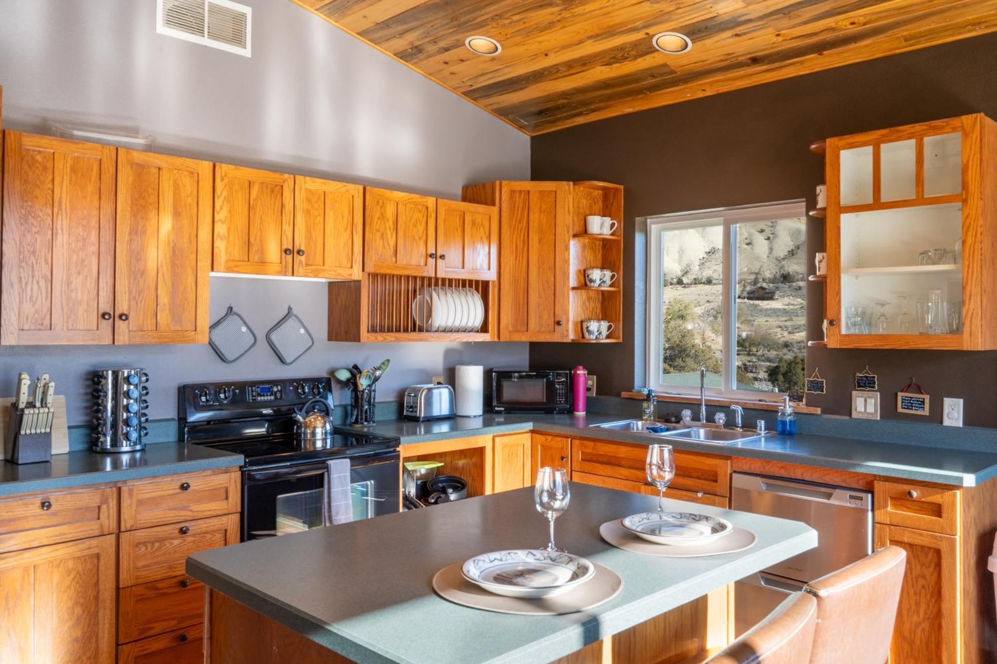 Bison - Lg - 2 Bedrooms - Less Than 5 Miles To Yellowstone North Entrance, Sleeps Up To 8 Holiday home *