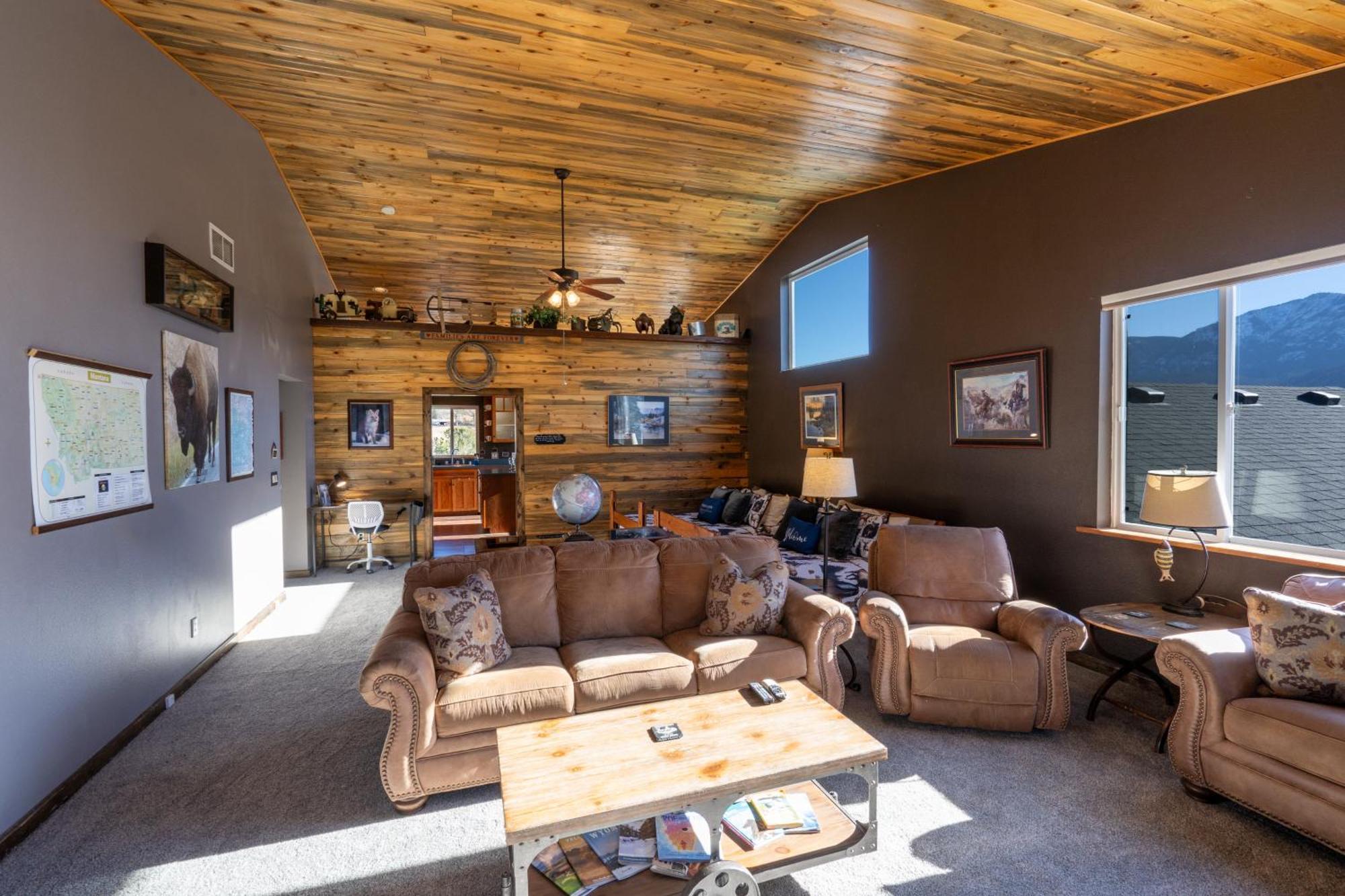 Bison - Lg - 2 Bedrooms - Less Than 5 Miles To Yellowstone North Entrance, Sleeps Up To 8 Holiday home Gardiner
