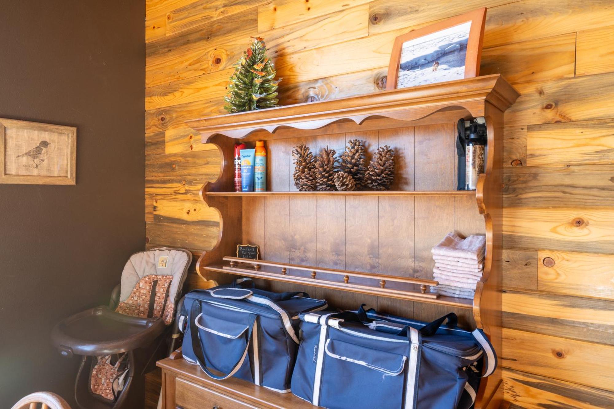 Bison - Lg - 2 Bedrooms - Less Than 5 Miles To Yellowstone North Entrance, Sleeps Up To 8 *