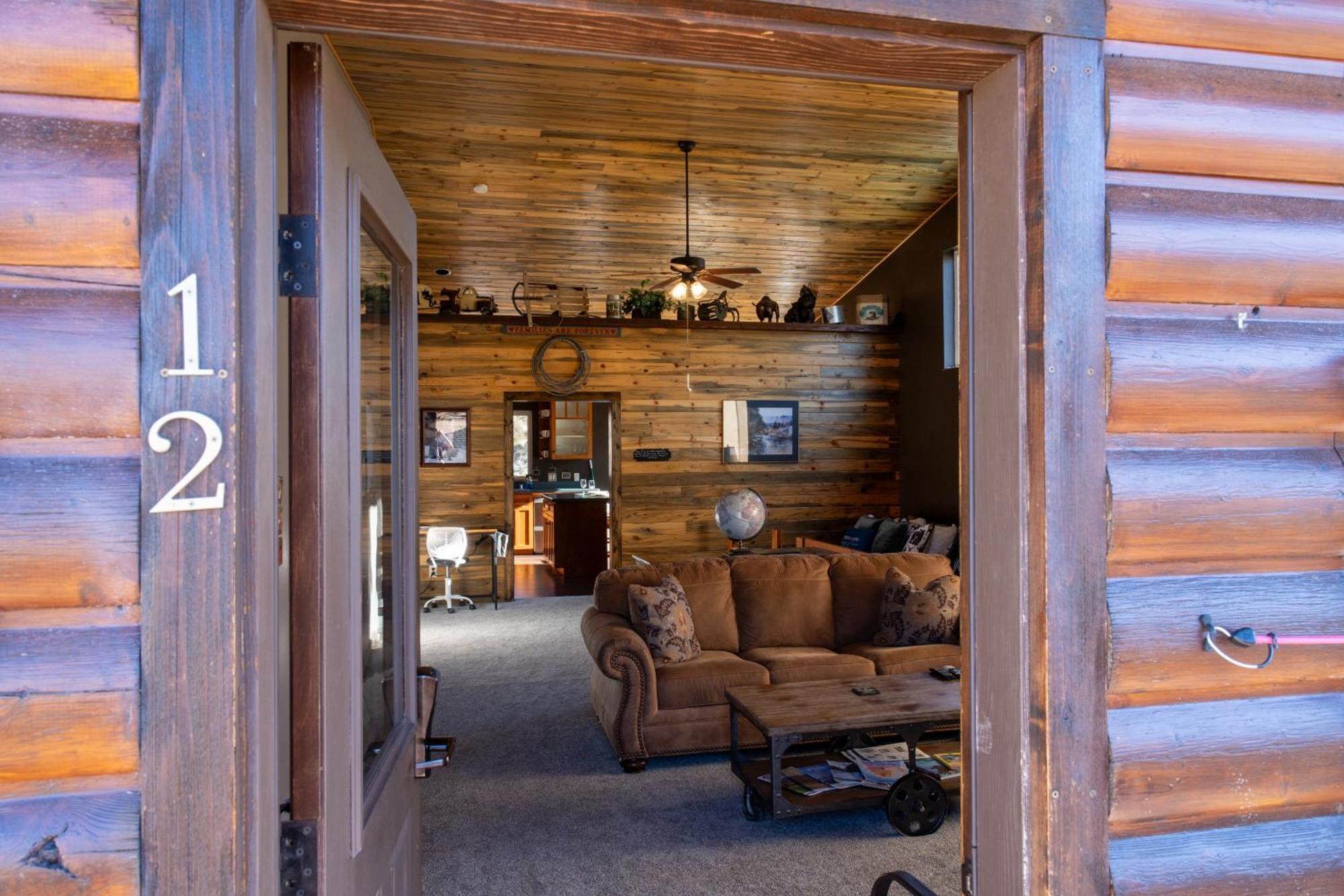 Holiday home Bison - Lg - 2 Bedrooms - Less Than 5 Miles To Yellowstone North Entrance, Sleeps Up To 8