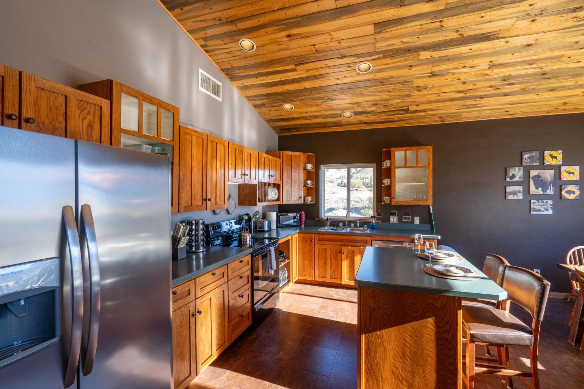 Holiday home Bison - Lg - 2 Bedrooms - Less Than 5 Miles To Yellowstone North Entrance, Sleeps Up To 8 *